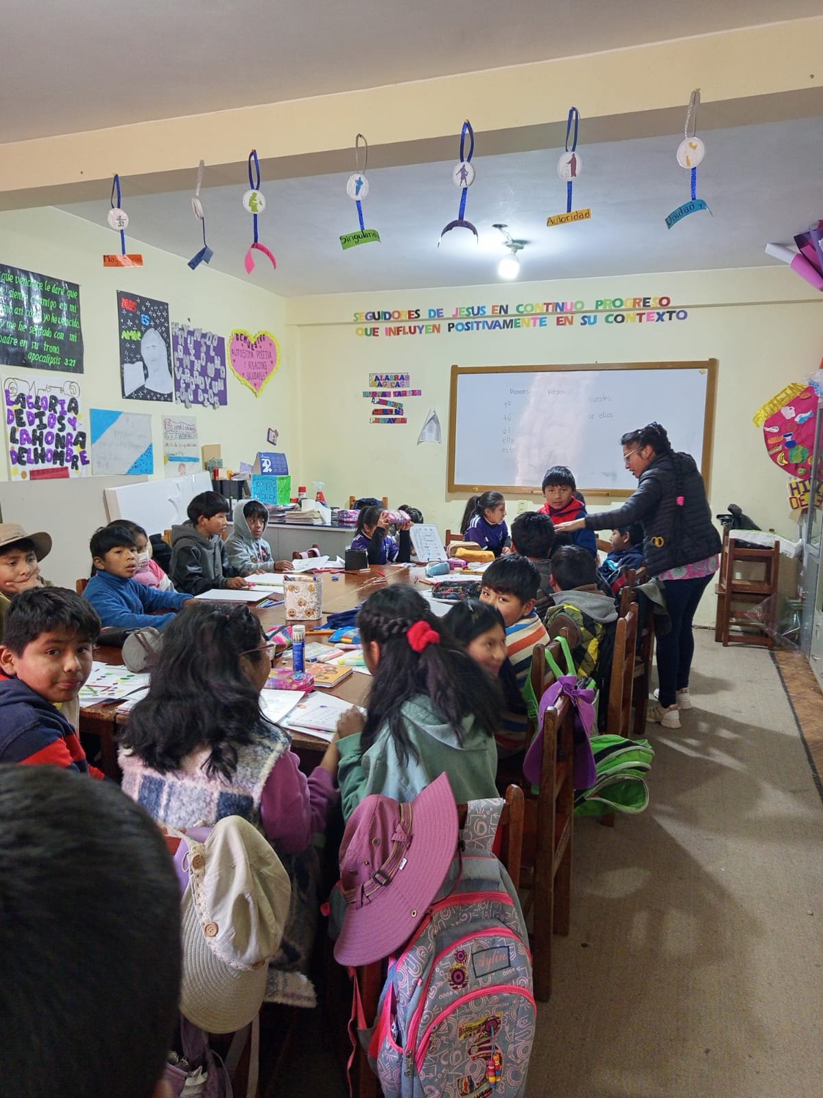 Niños leyendo cuentos